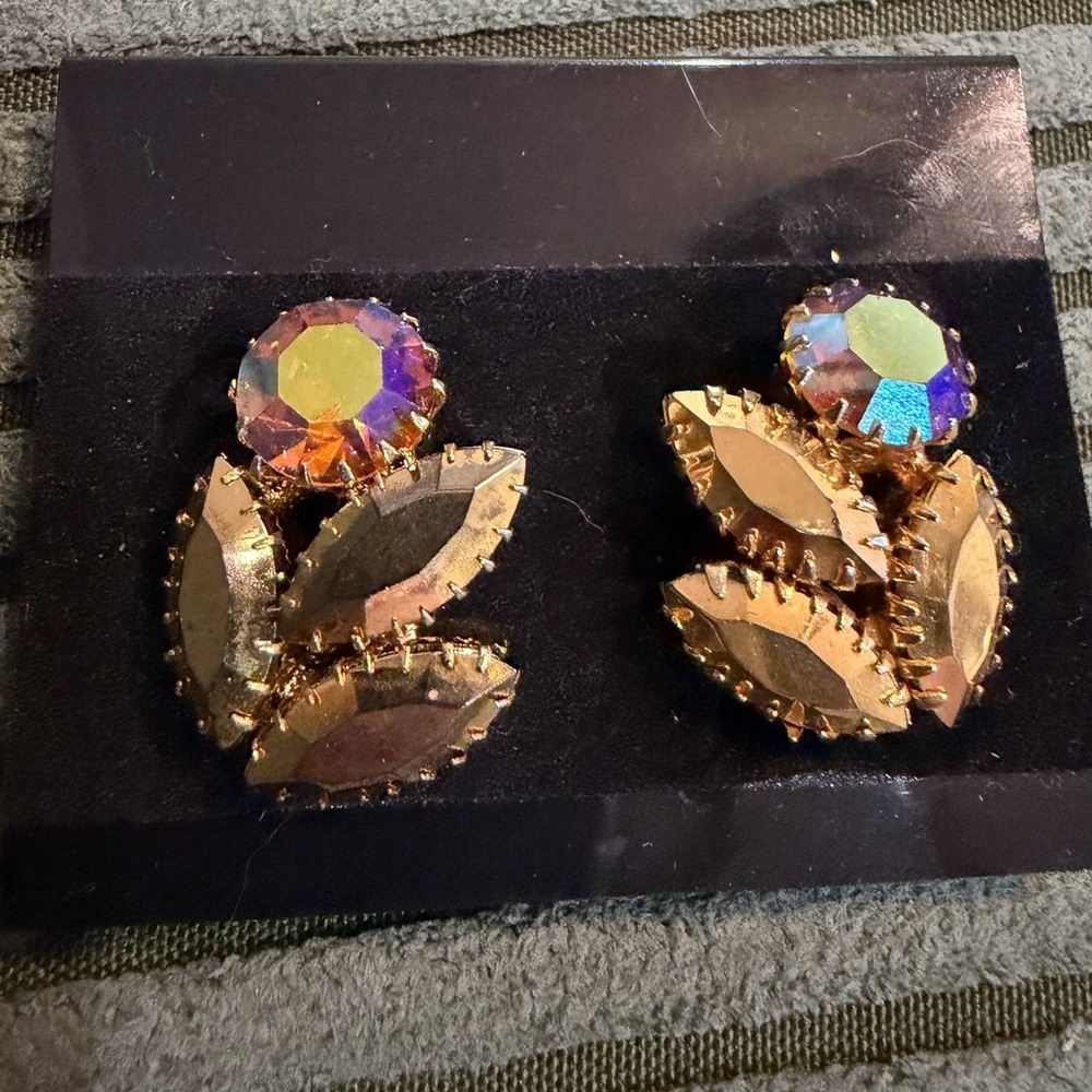 Vintage Aurora Borealis Rhinestone Gold Tone Cluster Clip On Earrings‎ Floral